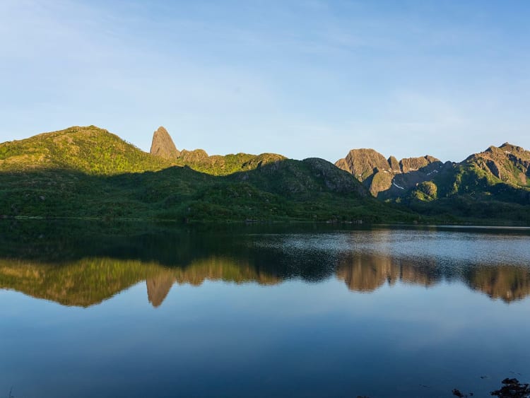 Sortland, Norwegen &ndash; stille Wasserfl&auml;che reflektiert markante Bergformation