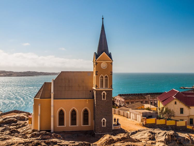L&uuml;deritz, Namibia &ndash; evangelische Kirche thront &uuml;ber der st&uuml;rmischen K&uuml;stenlinie