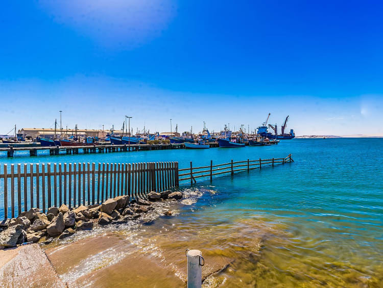 L&uuml;deritz, Namibia &ndash; Fischerboote und Hafenkr&auml;ne pr&auml;gen das maritime Stadtbild