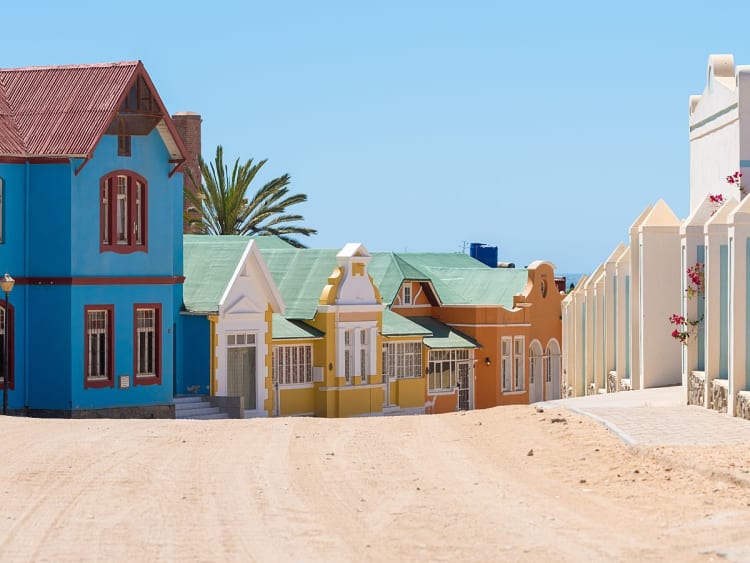 L&uuml;deritz, Namibia &ndash; strahlende Farben und klare Formen entlang staubiger Gassen