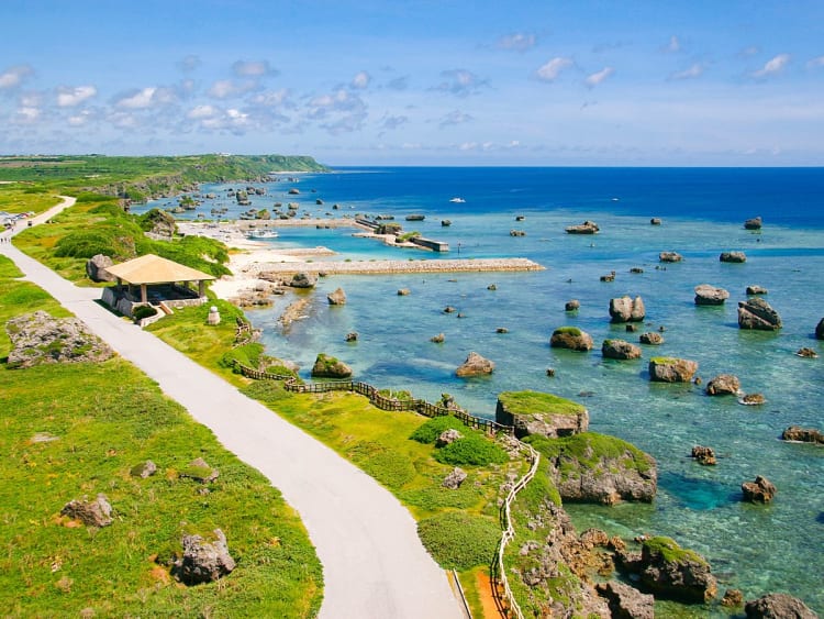 Miyako, Japan &ndash; malerische K&uuml;stenstra&szlig;e mit Blick auf Felsen im t&uuml;rkisblauen Meer