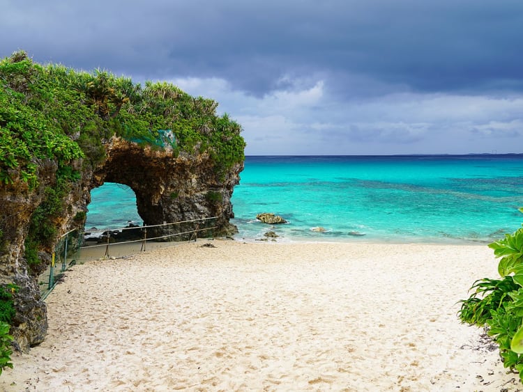 Miyako, Japan &ndash; wei&szlig;er Strand und Felsenbogen laden zum Verweilen ein