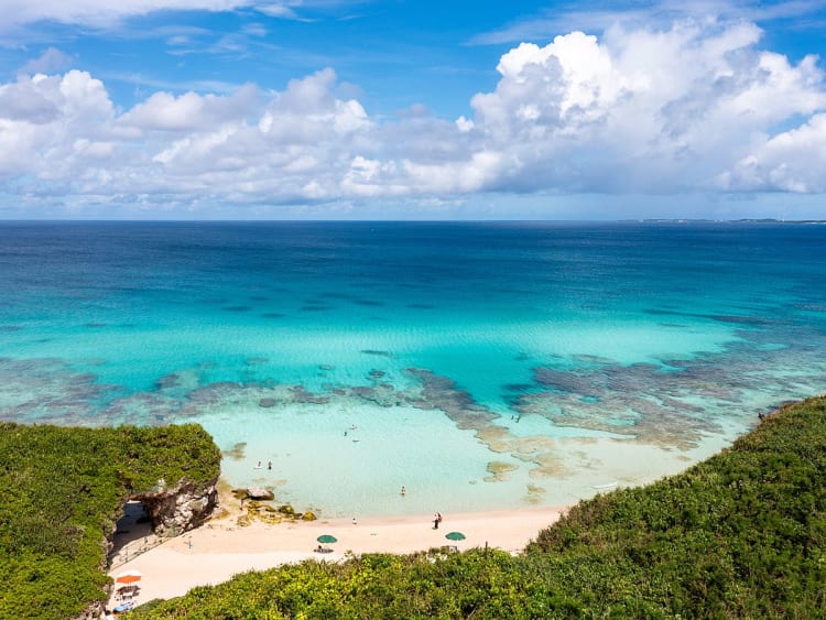 Miyako, Japan &ndash; klare Lagune mit Korallenriffen und flachem Strand