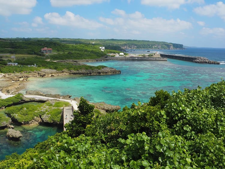 Miyako, Japan &ndash; gr&uuml;ne H&uuml;gel s&auml;umen die t&uuml;rkisfarbene Hafenbucht