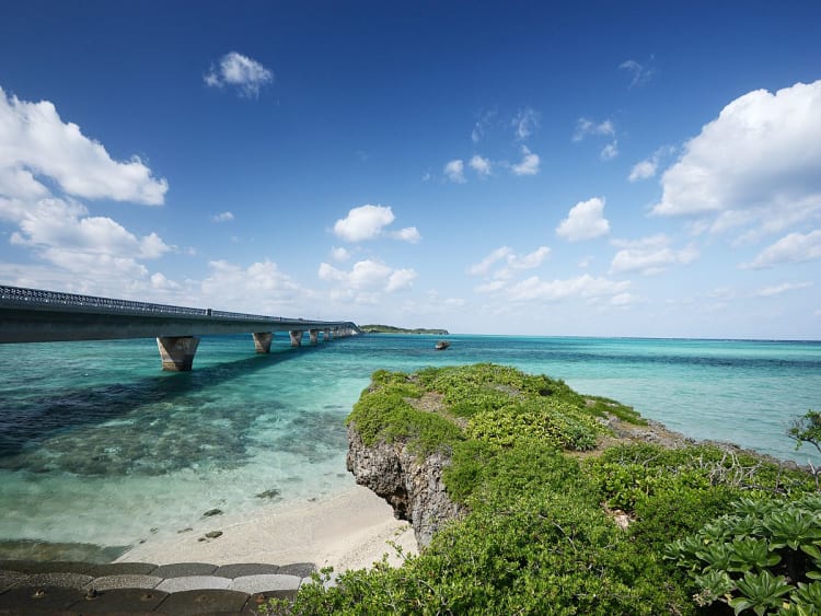 Miyako, Japan &ndash; elegante Br&uuml;cke &uuml;berspannt das klare Wasser vor K&uuml;stenfelsen