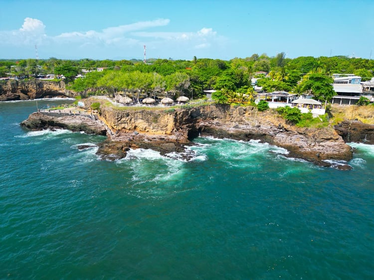 Acajutla, El Salvador &ndash; Steilk&uuml;ste mit Strohh&uuml;tten und tropischer Vegetation