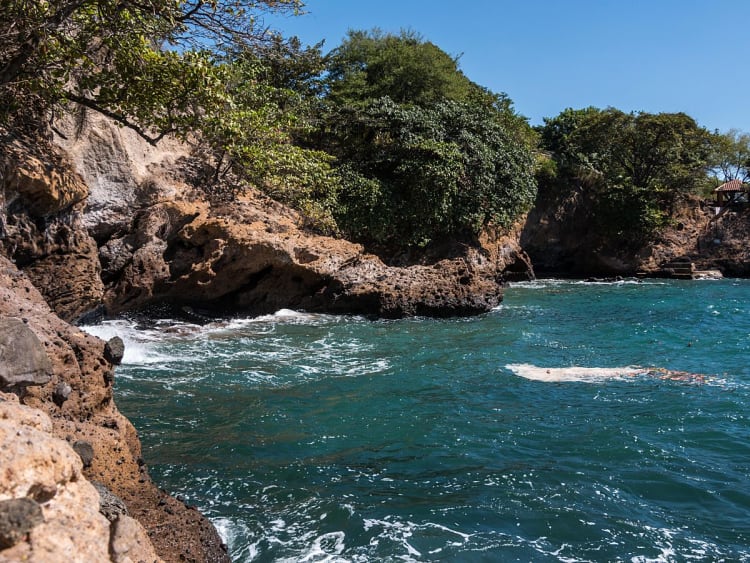 Acajutla, El Salvador &ndash; &uuml;ppiges Gr&uuml;n s&auml;umt die wild zerkl&uuml;ftete K&uuml;ste