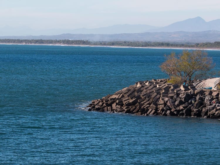 Acajutla, El Salvador &ndash; ruhiger Blick &uuml;ber das Wasser zur fernen K&uuml;stenlinie