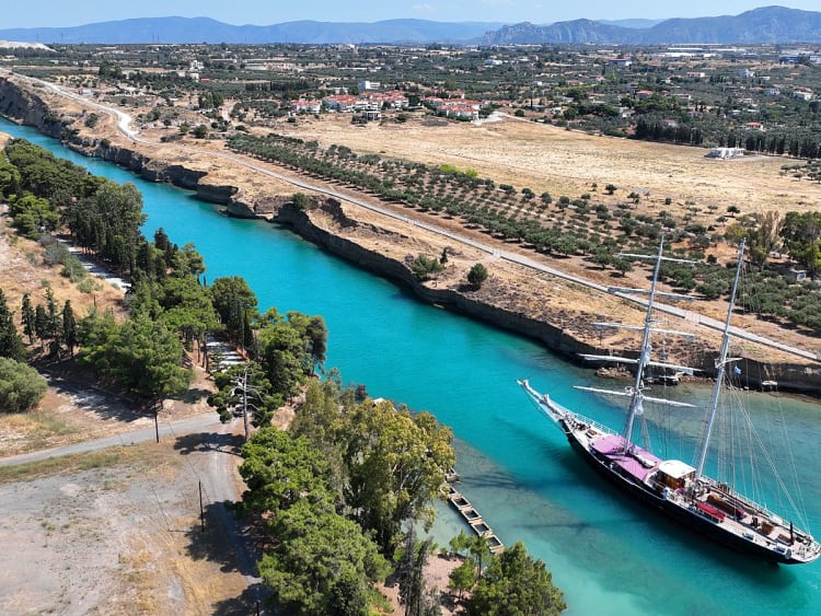 Korinthkanal, Griechenland &ndash; T&uuml;rkisfarbener Kanal mit Segelschiff zwischen trockenen Ufern