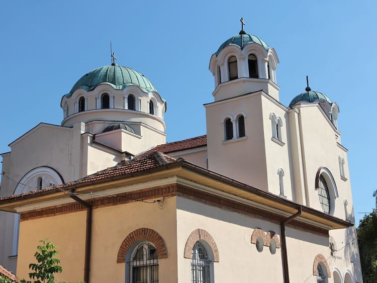 Vidin, Bulgarien &ndash; Helle Kirche mit Kuppeln und Glockent&uuml;rmen im Stadtbild