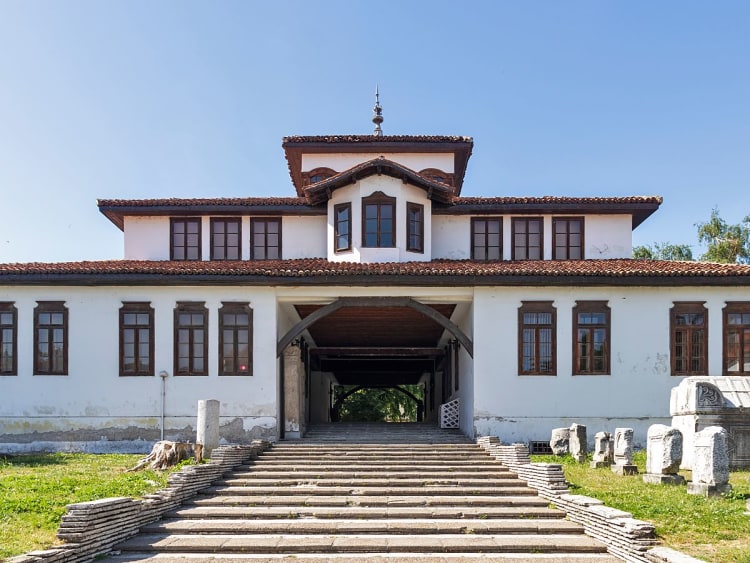Vidin, Bulgarien &ndash; Traditionelles Herrenhaus mit Holzfenstern und breiter Treppe