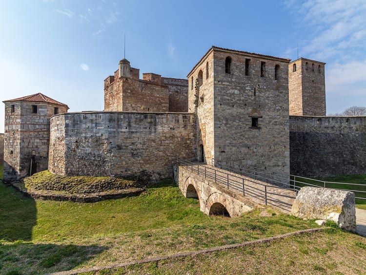 Vidin, Bulgarien &ndash; Massive Steinmauern der Festung Baba Vida mit Zugangsbr&uuml;cke