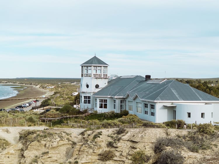 Puerto Madryn, Argentinien &ndash; Helles Geb&auml;ude an Patagoniens K&uuml;ste &uuml;ber dem Ozean