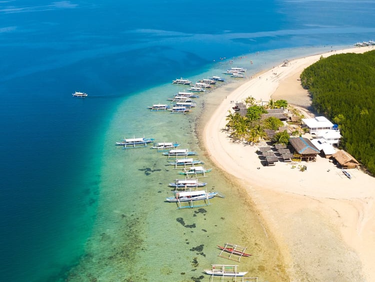 Puerto Princesa, Philippinen &ndash; Tropischer Strand mit Booten im klaren Wasser