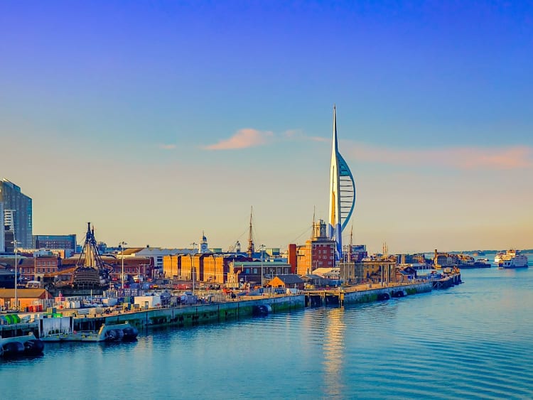 Portsmouth, England &ndash; Blick &uuml;ber den Hafen zum markanten Spinnaker Tower