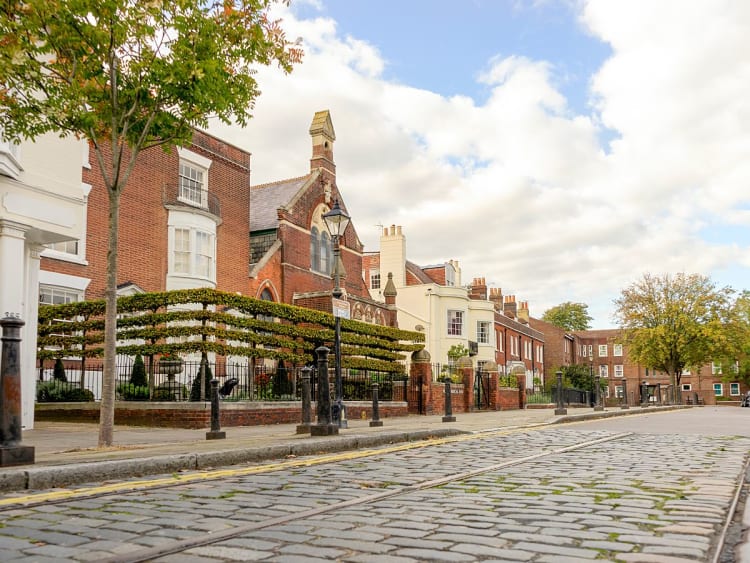 Portsmouth, England &ndash; Kopfsteinpflasterstra&szlig;e mit Backsteinh&auml;usern der Altstadt