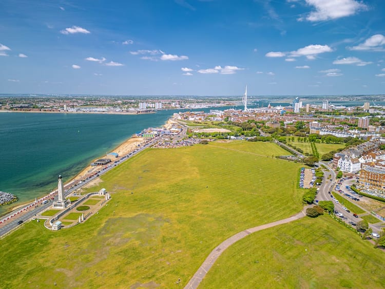 Portsmouth, England &ndash; Weite Gr&uuml;nfl&auml;che am Meer mit Blick auf die Skyline