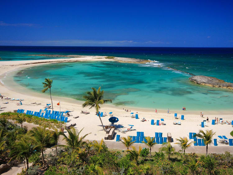 Grand Bahama, Bahamas &ndash; Luftblick auf wei&szlig;e Sandbucht mit t&uuml;rkisfarbener Lagune