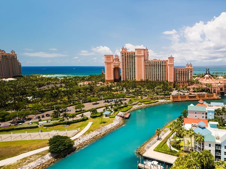 Grand Bahama, Bahamas &ndash; Resortanlage mit Wasserkanal, Palmen und Meerblick