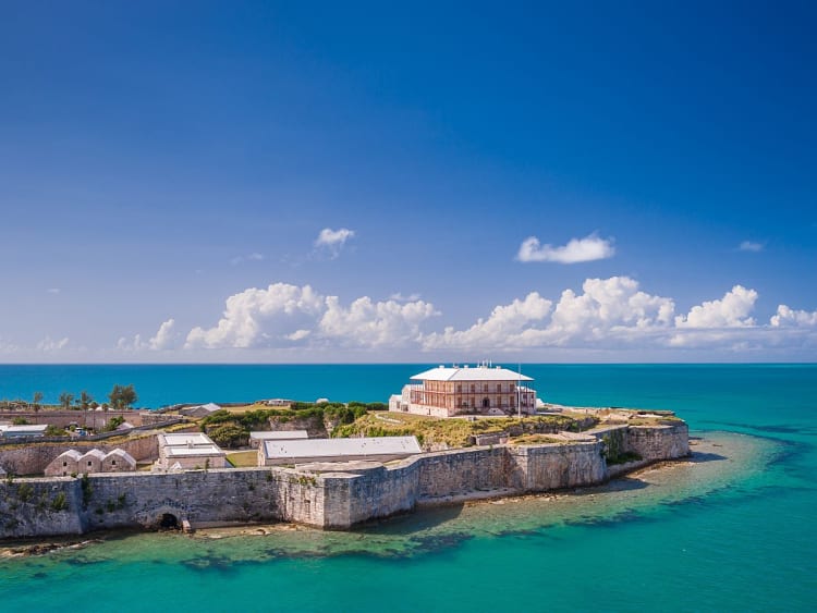 King&rsquo;s Wharf, Bermuda &ndash; Historische Festung auf kleiner Insel im t&uuml;rkisfarbenen Meer