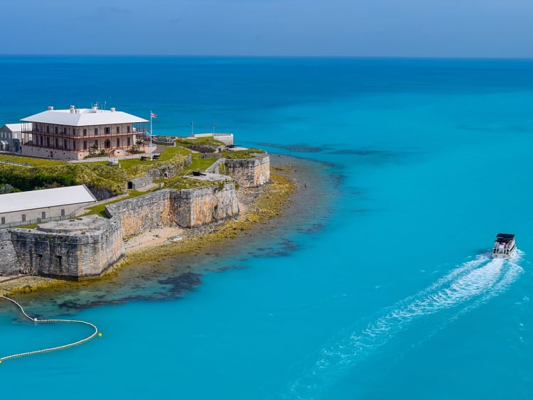 King&rsquo;s Wharf, Bermuda &ndash; Festungsanlage mit Motorboot auf leuchtend blauem Wasser
