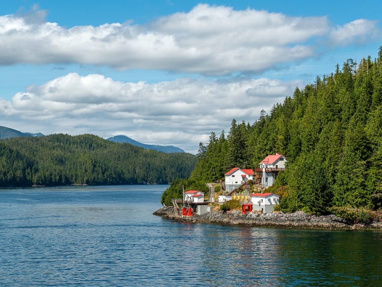 Prince Rupert, Kanada &ndash; Breiter Fluss mit dichten W&auml;ldern und Fernbergen