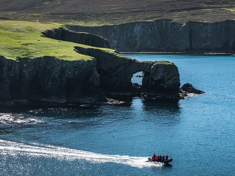 Fair Isle, Schottland &ndash; Steilk&uuml;ste mit Felsbogen und klarem Wasser