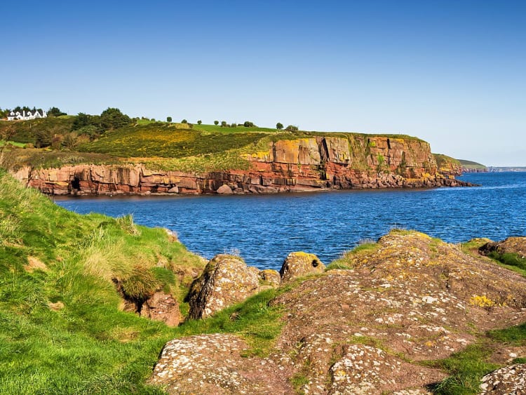 Dunmore East, Irland &ndash; Rote Klippen &uuml;ber ruhiger Meeresbucht