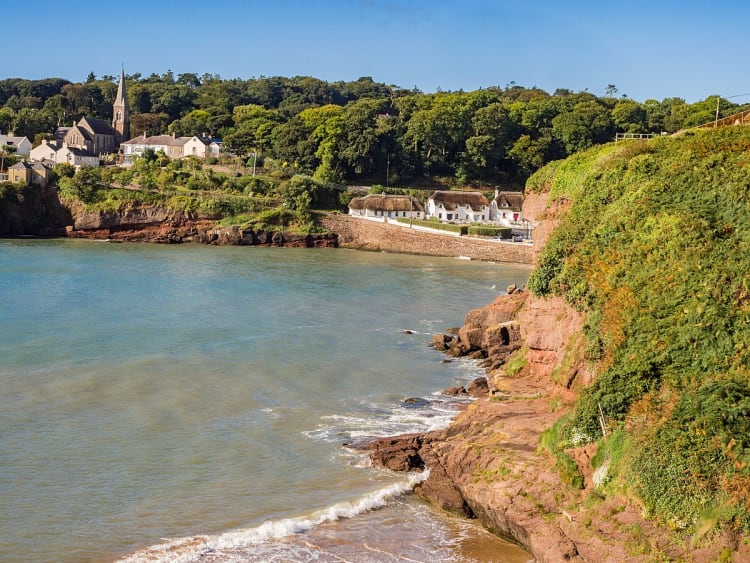 Dunmore East, Irland &ndash; Dorf am Hang mit Blick auf ruhige Bucht