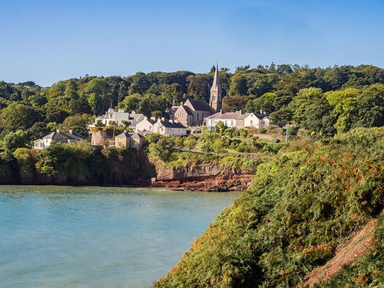 Dunmore East, Irland &ndash; Dorf am Hang mit Blick auf das Meer