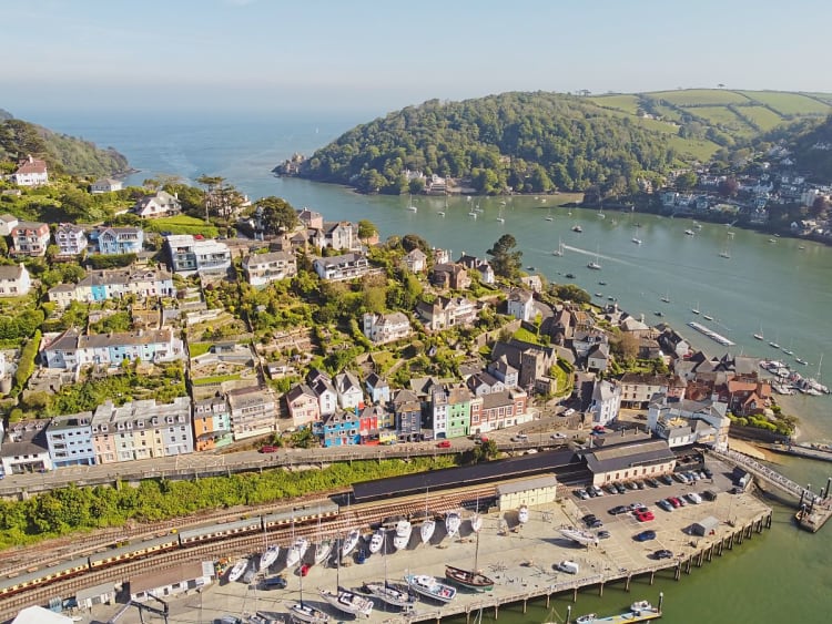 Dartmouth, England &ndash; Hafenstadt mit bunten H&auml;usern am Fluss