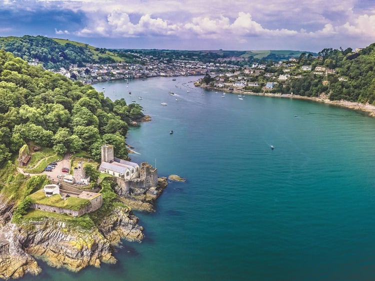 Dartmouth, England &ndash; Historisches Ufer mit Blick &uuml;ber die Bucht