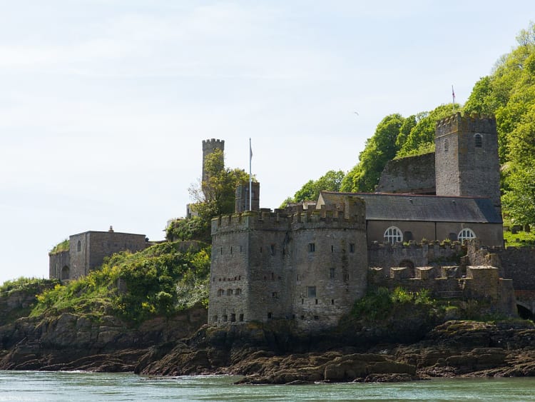 Dartmouth, England &ndash; Historische Festung &uuml;ber gr&uuml;nem Uferhang