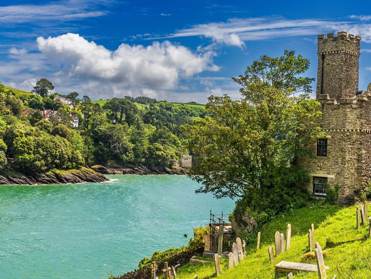 Dartmouth, England &ndash; Historischer Turm mit Blick &uuml;ber das Wasse