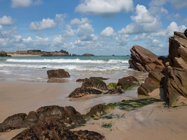 Alderney, Kanalinseln &ndash; Sandstrand mit Felsen und Brandung