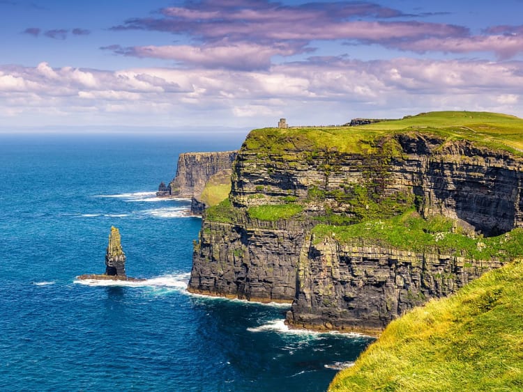 Cliffs of Moher, Irland &ndash; Gr&uuml;ne Klippen mit Blick aufs Meer