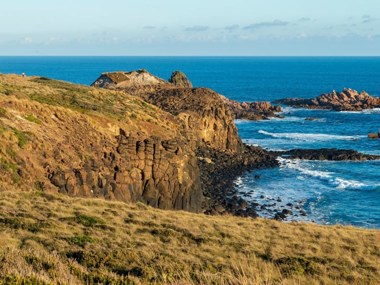 Alderney, Kanalinseln &ndash; Zerkl&uuml;ftete Felsk&uuml;ste mit goldenen Klippen und blauem Meer