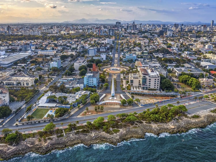 Santo Domingo, Dominikanische Republik - Luftbild der K&uuml;ste mit Obelisk und Stadtzentrum