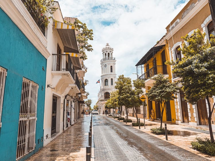 Santo Domingo, Dominikanische Republik - Kolonialarchitektur und Uhrturm in der Altstadt