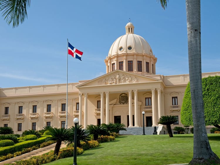 Santo Domingo, Dominikanische Republik - Palacio Nacional mit S&auml;ulen und Gartenanlage