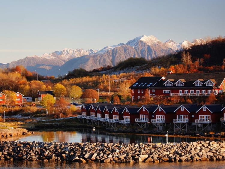 Stokmarknes, Norwegen - Hafenh&auml;user vor schneebedeckten Bergen in Vester&aring;len