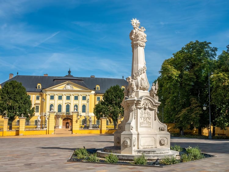 Kalocsa, Ungarn - Barockdenkmal auf dem Platz vor dem gelben Erzbischofspalast