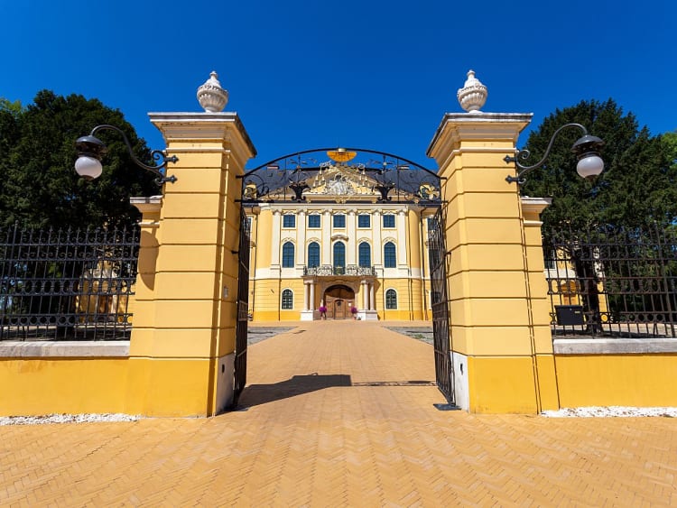 Kalocsa, Ungarn - Eingangstor zum barocken Erzbischofspalast