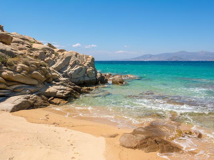 Agia Anna (Naxos), Griechenland &ndash; Kleine Felsbucht mit Sandstrand und t&uuml;rkisfarbenem Wasser an der &Auml;g&auml;isk&uuml;ste.
