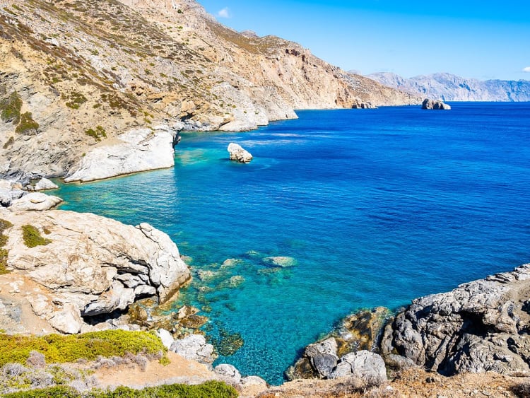 Agia Anna (Naxos), Griechenland &ndash; Felsige K&uuml;stenbucht mit kristallklarem t&uuml;rkisblauem Wasser und steilen Klippen.