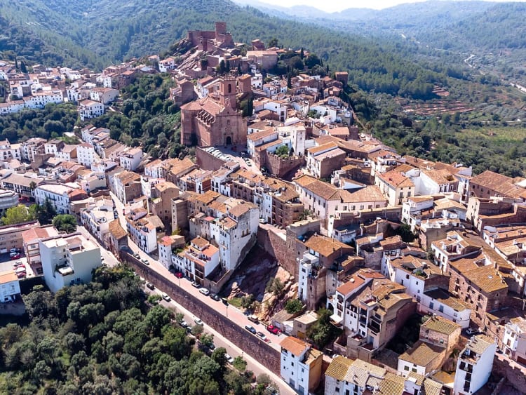 Castell&oacute;n de la Plana (Castell&oacute;n), Spanien &ndash; Luftaufnahme der historischen Altstadt mit Kirche und Burg auf einem H&uuml;gel.