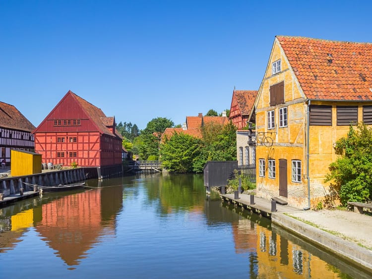 Kleiner Teich mit bunten Fachwerkh&auml;usern in der Altstadt von Aarhus