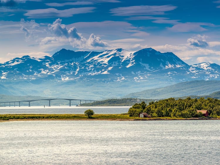 Finnsnes, Norwegen - Br&uuml;cke &uuml;ber Fjord vor schneebedeckten Bergen