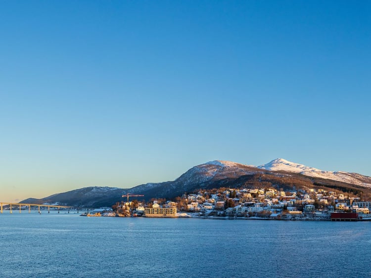 Finnsnes, Norwegen - Stadt am Fjord mit Br&uuml;cke und schneebedeckten Bergen