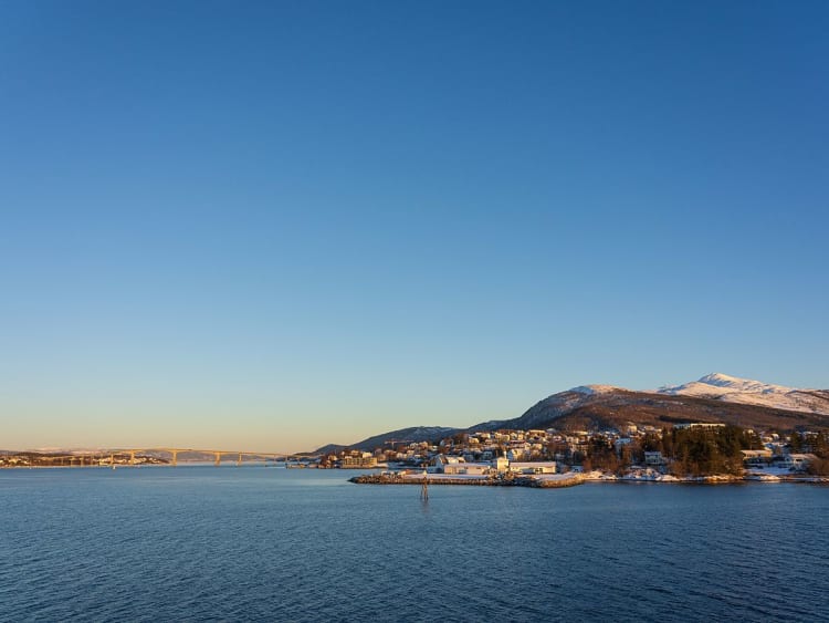 Finnsnes, Norwegen - K&uuml;stenstadt am Fjord mit Br&uuml;cke und Bergen im Abendlicht